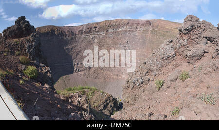 Vulcano Vesuvio - guardando nel cratere al picco Foto Stock