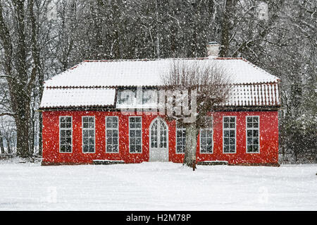 Vista di una coperta di neve Hovdala castello in stile Orangerie Hassleholm regione. Hovdala Castle è un castello in Hassleholm comune, scansione Foto Stock