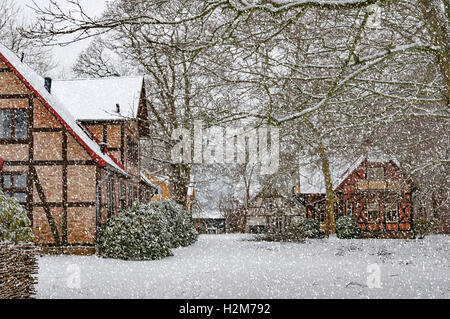 Case situate a ramlosa brunnspark nella periferia di Helsingborg in Svezia durante una nevicata. Foto Stock