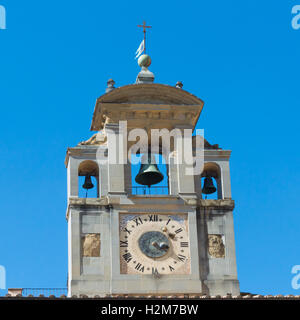 Torre campanaria close up di Santa Maria della Pieve nella Piazza Grande di Arezzo, Italia Foto Stock