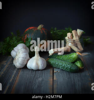 Le verdure su una superficie dai vecchi pannelli in stile rustico Foto Stock