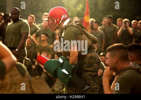 I soldati degli Stati Uniti partecipare pugil stick fighting durante il diavolo Dog Challenge al Marine Corps base Camp Lejeune Agosto 12, 2016 a Jacksonville, North Carolina. Foto Stock