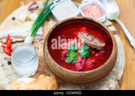 Tradizionale Russo Ucraino zuppa di verdure, borsch con aglio ciambelle, pampushki su un bianco sullo sfondo di legno. Foto Stock