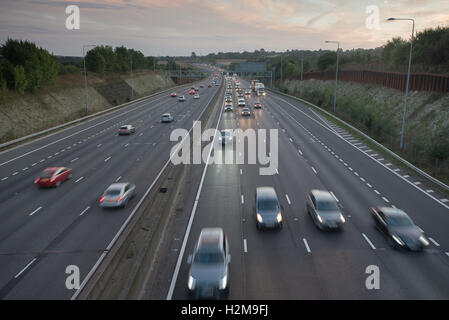 Il traffico del tramonto M25 verso sud ovest adiacente a J17 Foto Stock