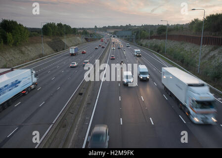 Il traffico del tramonto M25 verso sud ovest adiacente a J17 Foto Stock