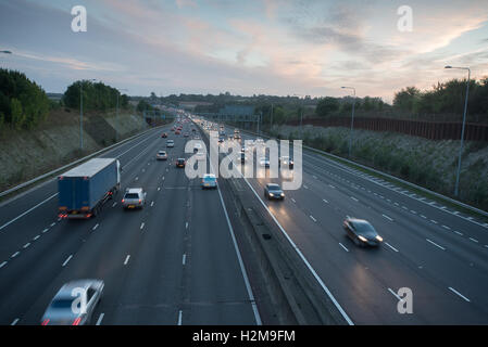 Il traffico del tramonto M25 verso sud ovest adiacente a J17 Foto Stock