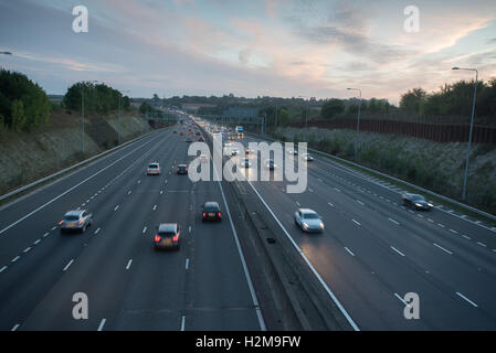 Il traffico del tramonto M25 verso sud ovest Foto Stock