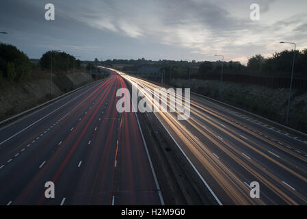 Il traffico del tramonto M25 verso sud ovest Foto Stock