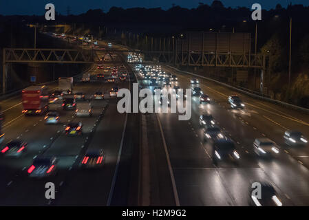 Il traffico del tramonto M25 verso sud ovest Foto Stock