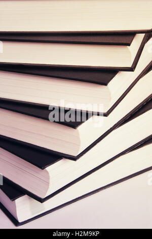 Libri costruito in un modello isolato su bianco Foto Stock