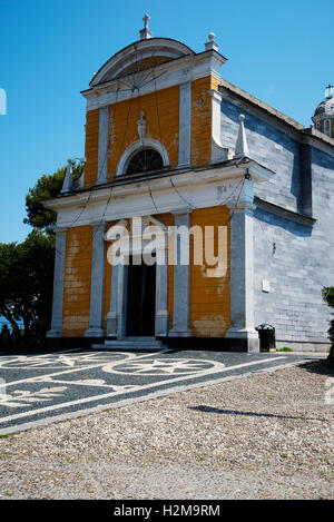 Chiesa di San Giorgio a Portofino un villaggio di pescatori e vacation resort famoso per il suo pittoresco porto Foto Stock