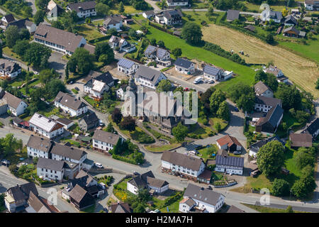 Foto aerea, Hesborn, il centro città con la chiesa del paese, Hallenberg, Renania settentrionale - Vestfalia, Germania Europa vista aerea uccelli-occhi Foto Stock