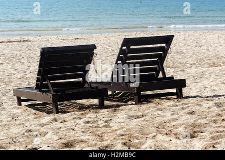 Spiaggia di legno sedie sulla bellissima isola di sabbia bianca plage Foto Stock