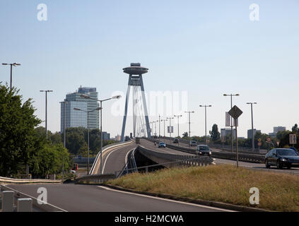 Il ristorante UFO si trova su pilastri di Bratislava nuovo ponte Nový (PI) di Bratislava in Slovacchia Foto Stock