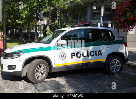 La polizia auto parcheggiate in Bratislava Slovacchia Foto Stock