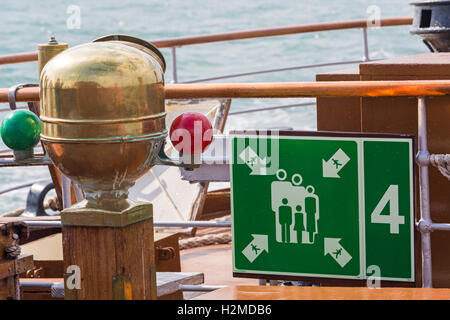 Imo muster station segno e ottone chiesuola sulla Waverley Battello a vapore in mare sulla costa sud nel mese di settembre Foto Stock