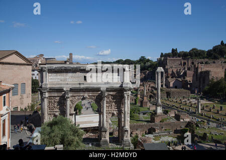 Il Forum visto dal Campidoglio con l Arco di Settimio Severo e la colonna di Phocas in primo piano. Roma Foto Stock