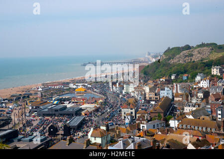 Cercando su Hastings dalla cima della collina orientale il giorno di maggio Foto Stock