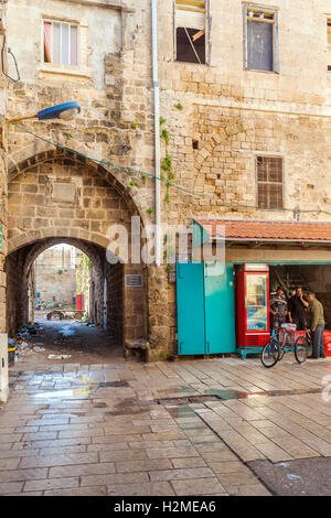 ACRE, Israele - 18 febbraio 2013: i venditori di strada vicino a negozi nella città vecchia Foto Stock