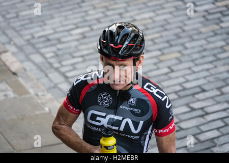 Matt Stephens si prepara per un colloquio per il ciclo globale di rete a salire al di sopra di attivitã sportive in Chester Foto Stock