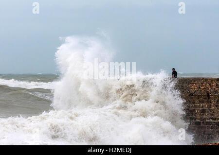 Onde che si infrangono contro il banjo Groyne sulla spiaggia di Brighton Foto Stock