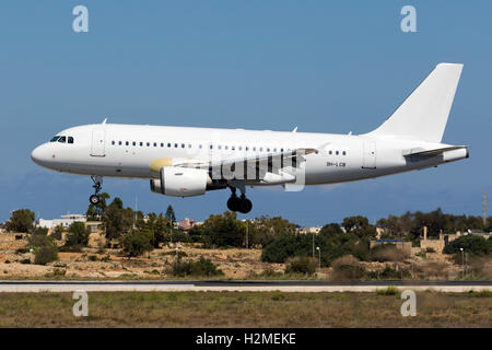 Hyperion Aviation Airbus A319-111 [9H-LCB] arrivando pista 31 in tutti livrea bianca, con alcuni pannelli sostituito nel primer. Foto Stock