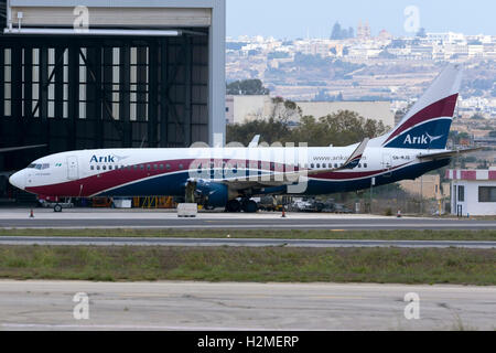 Arik Air (della Nigeria) Boeing 737-76N [5N-MJQ] di essere serviti a Lufthansa Technik Malta, con il no.1 motore rimosso. Foto Stock