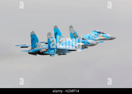 Due Ukrainian Air Force Sukhoi Su-27'departing insieme dopo l'esibizione aerea è finita. Foto Stock