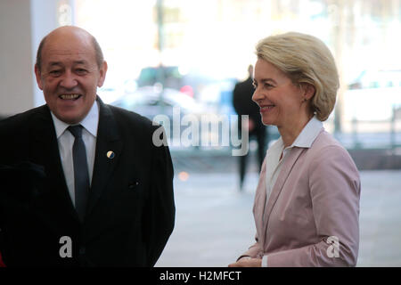 Jean-Yves Le Drian, Ursula von der Leyen - deutsch-franzoesische Regierungskonsultationen, Bundeskanzleramt, 31. Maerz 2015, Ber Foto Stock