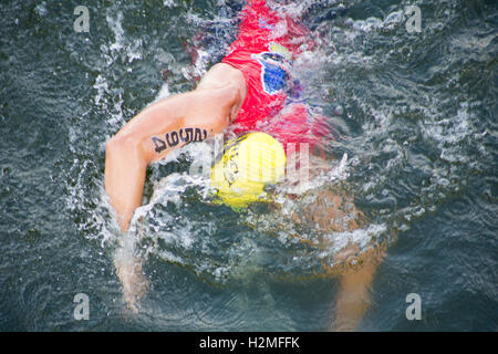 La gamba di nuoto della Maratona Tri-Rock Foto Stock