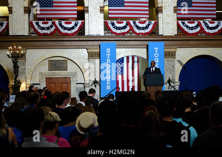 Dwight Evans, candidato per il Congresso, assume la fase ad una registrazione degli elettori Rally con il Vice Presidente Joe Biden, presso Drexel Uni Foto Stock