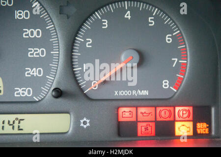 Cruscotto segni in una vettura closeup con sfondo grigio Foto Stock