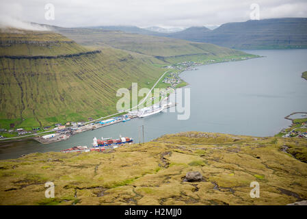 Kollafjørdur sulle Isole Faerøer come si vede da una montagna circostante Foto Stock