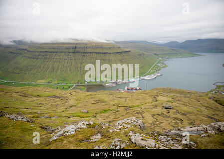 Kollafjørdur sulle Isole Faerøer come si vede da una montagna circostante Foto Stock