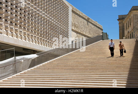 Passi adiacente alla porta della città (5a) di gate, Valletta, Malta. Costruito 2011-14. Progettato da Renzo Piano.Il Parlamento europeo edificio sulla sinistra. Foto Stock