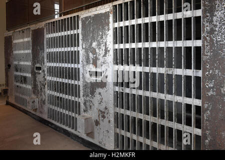 Celle di prigione con barre di metallo Foto Stock