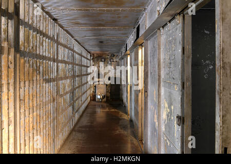 All'interno di celle di prigione con wc Foto Stock