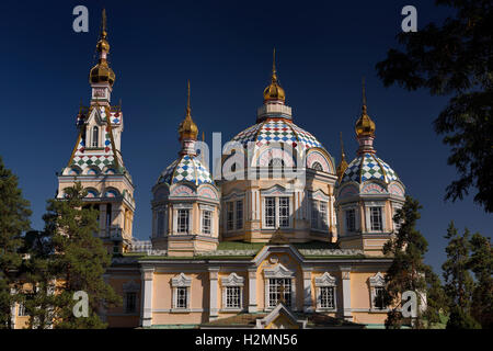 Cupole e il campanile della cattedrale di ascensione un di legno della chiesa ortodossa russa in Almaty Kazakhstan Foto Stock