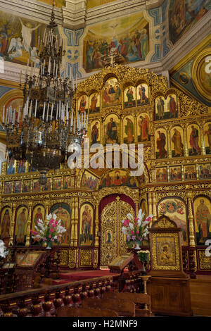 Interno della cattedrale di ascensione in Almaty Kazakhstan con foglia oro iconostasi parete al santuario Foto Stock