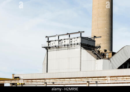 La base di uno dei camini di Tilbury B stazione di potenza che non è più in uso da un incendio nel 2012 Foto Stock