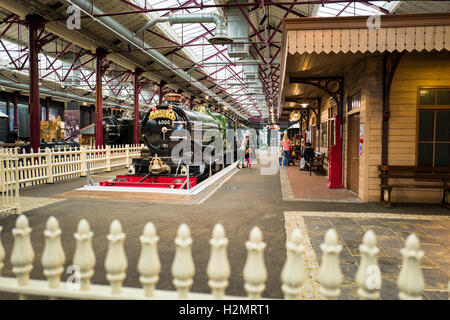 Mock-up di un vecchio GWR stazione ferroviaria al museo di vapore in Swindon Regno Unito Foto Stock