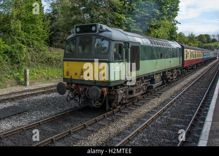 La British Rail Classe 25 locomotore D7628 lasciando Grosmont NYMR per Whitby. Foto Stock