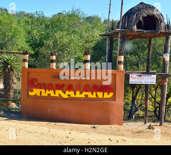 Cartello d'ingresso alle porte del Villaggio Culturale Shakaland, Eshowe, Sud Africa Foto Stock