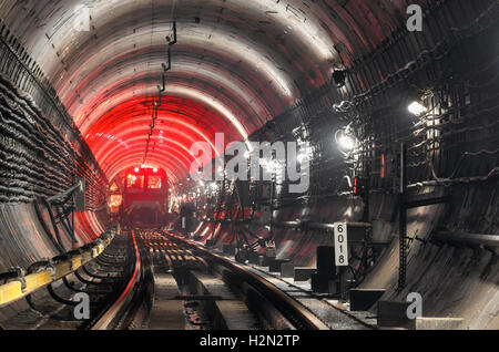 Treno nel tunnel della metropolitana Foto Stock