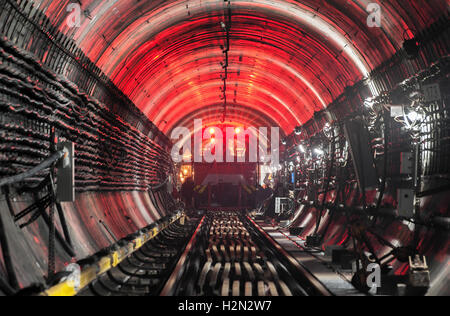 Treno nel tunnel della metropolitana Foto Stock