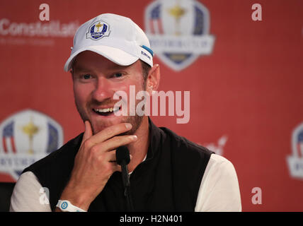 Dell'Europa Chris Wood parla ai media durante una sessione di prove libere in vista del xli Ryder Cup a Hazeltine National Golf Club in Chaska, Minnesota, Stati Uniti d'America. Foto Stock