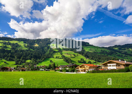 Villaggio di Westendorf, valle Brixental nelle Alpi tirolesi, Austria, popolare in estate e in inverno posizione per il turismo . Foto Stock
