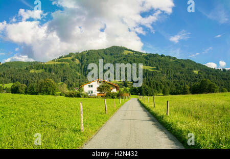 Villaggio di Westendorf, valle Brixental nelle Alpi tirolesi, Austria, popolare in estate e in inverno posizione per il turismo . Foto Stock