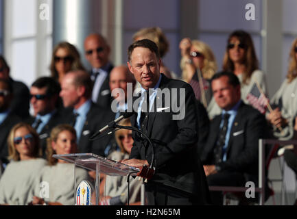 Come capitano della squadra USA Davis Love III sul palco durante la cerimonia di apertura per la quarantunesima Ryder Cup a Hazeltine National Golf Club in Chaska, Minnesota, Stati Uniti d'America. Foto Stock