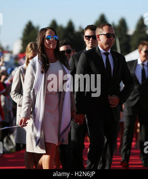 Europa Sergio Garcia e la fidanzata Angela Akins durante la cerimonia di apertura per la quarantunesima Ryder Cup a Hazeltine National Golf Club in Chaska, Minnesota, Stati Uniti d'America. Foto Stock